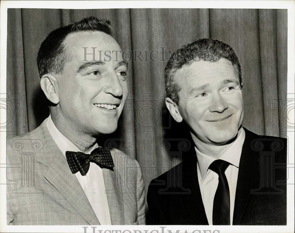 1959 Press Photo Garry Moore greets comedian Red Button on &quot;I&#39;ve Got a Secret&quot;- Historic Images