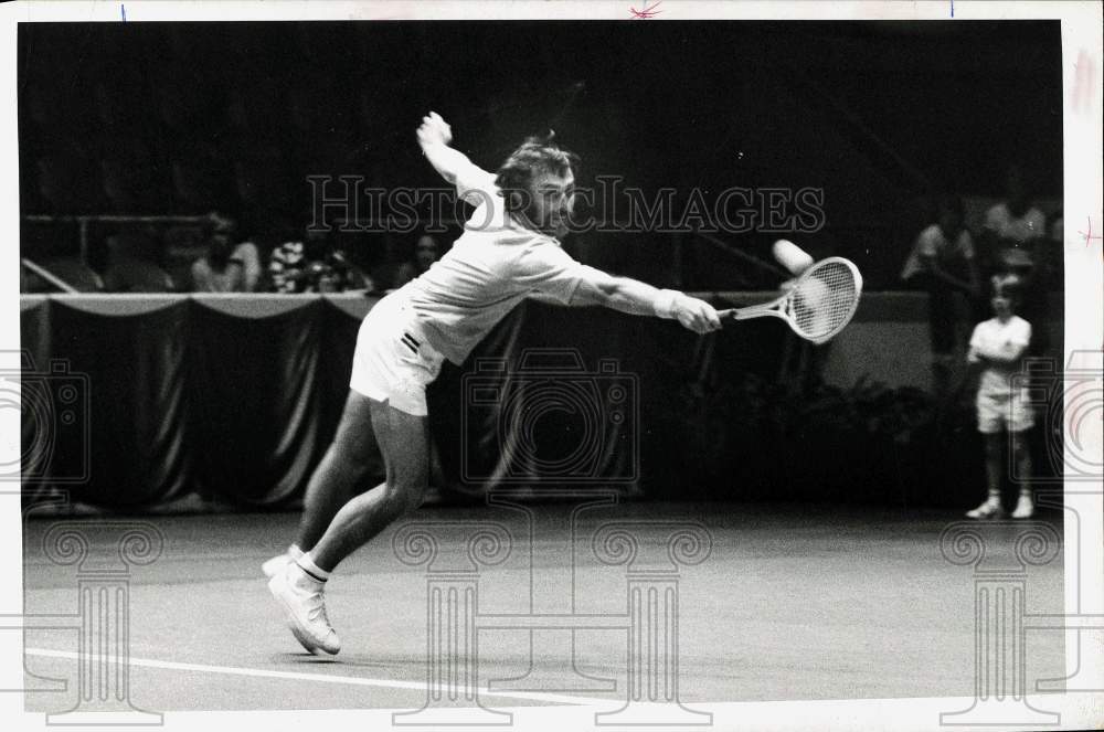 1974 Press Photo John Newcombe returns Bob Hewitt&#39;s serve at tennis match in TX- Historic Images