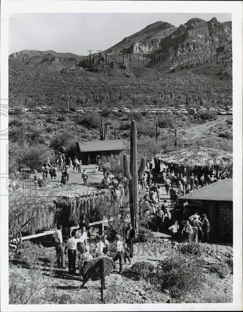 1971 Press Photo Dons Club&#39;s base camp at Superstition Mountains in Arizona- Historic Images