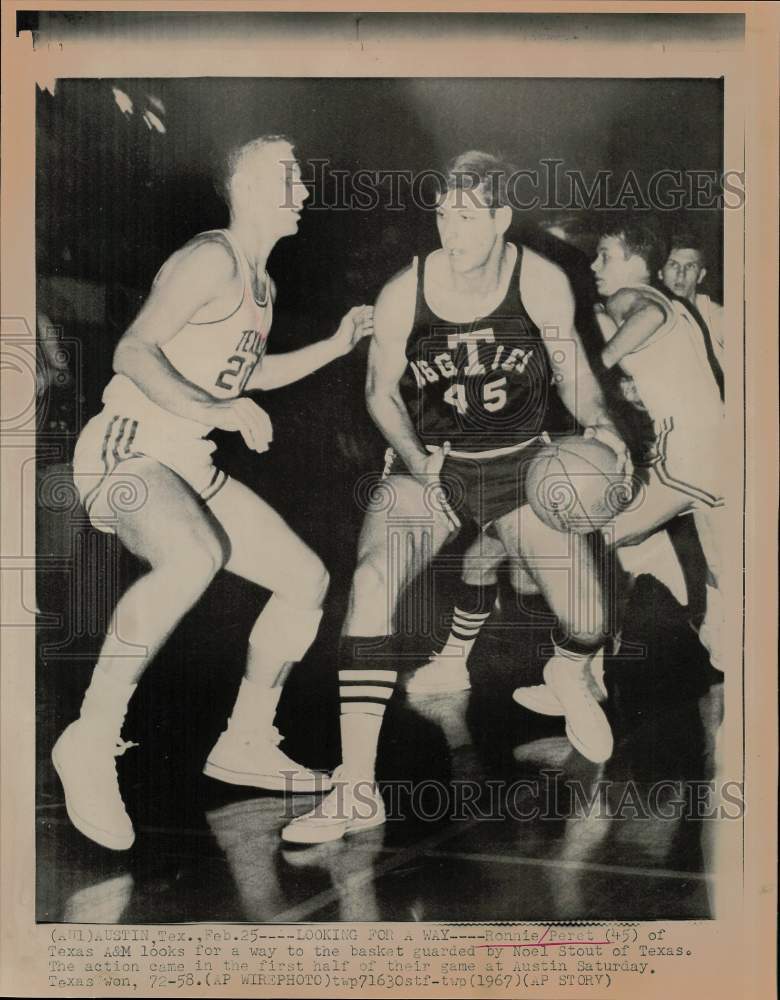 1967 Press Photo Texas A&amp;M basketball player Ronnie Peret runs to the basket- Historic Images