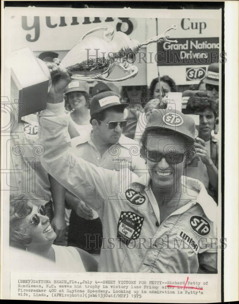 1975 Press Photo Richard Petty displays his Firecracker 400 trophy in Florida- Historic Images