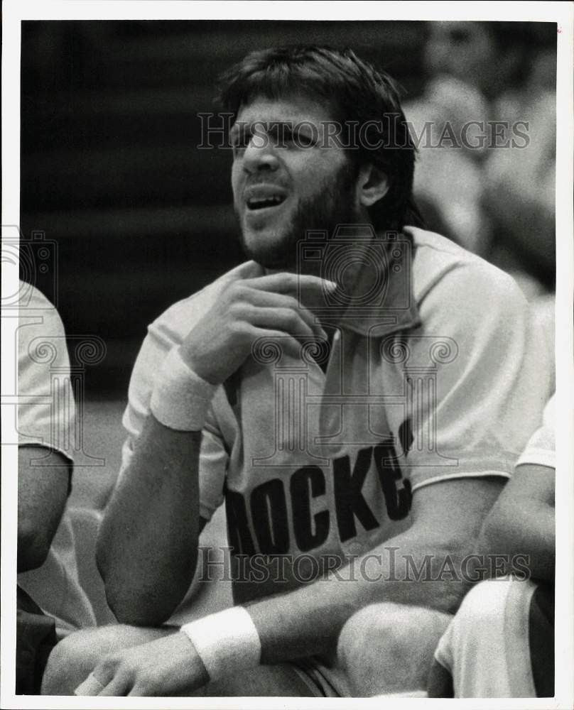 1978 Press Photo Houston Rockets&#39; Mike Newlin watches basketball game from bench- Historic Images