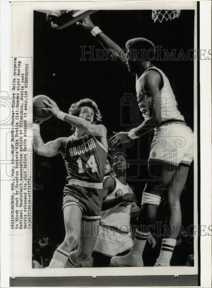 1976 Press Photo Bucks&#39; Elmore Smith blocks Rocket Mike Newlin&#39;s shot, Milwaukee- Historic Images