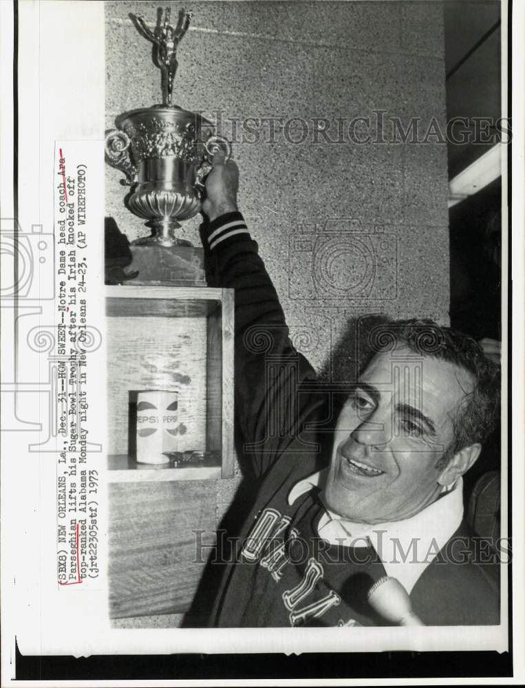 1973 Press Photo Notre Dame head coach Ara Parseghian shows Super Bowl trophy- Historic Images