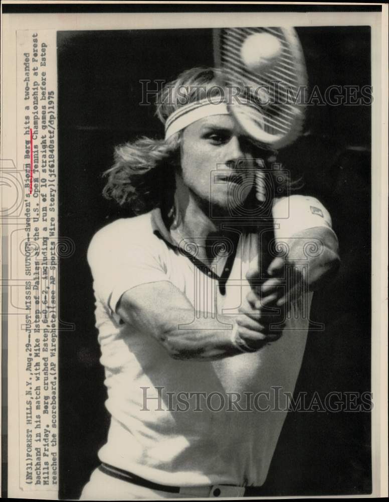 1975 Press Photo Swedish tennis player Bjorn Borg returns ball in NY match- Historic Images