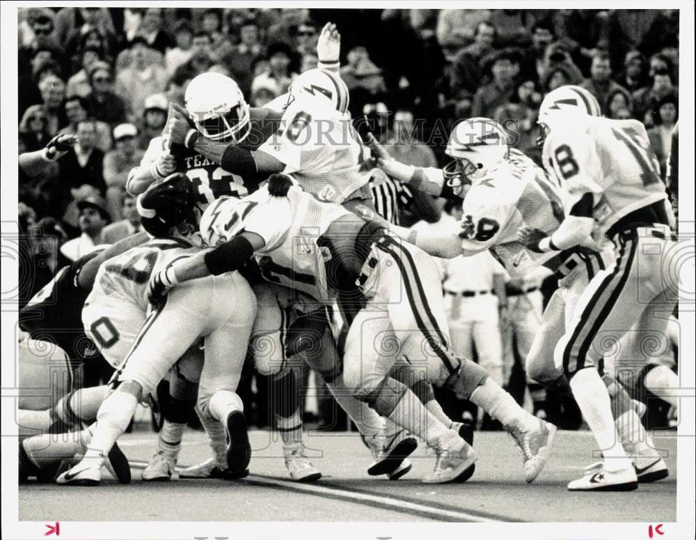 1985 Press Photo Longhorns&#39; Edwin Simmons tackled by Air Force football players- Historic Images