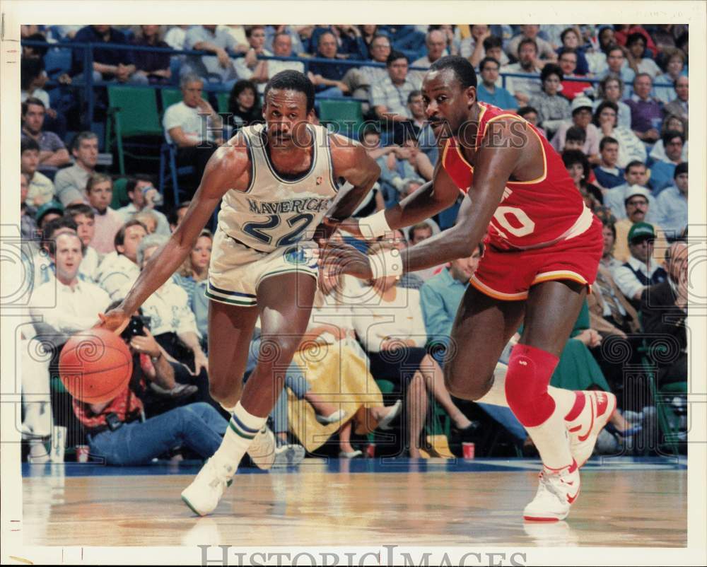 1988 Press Photo Dallas Mavericks basketball player Rolando Blackman and rival- Historic Images