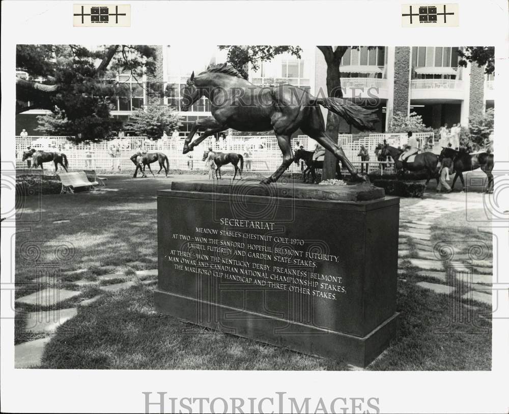 1984 Press Photo Statue of the thoroughbred Secretariat in Belmont Park, NY- Historic Images