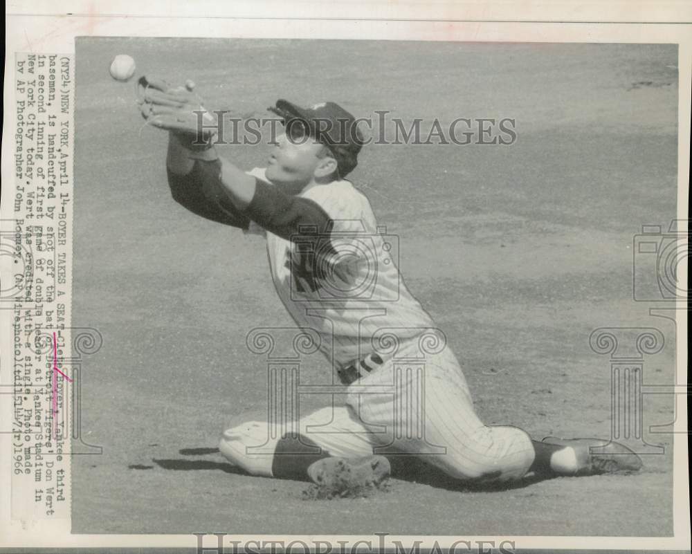 1966 Press Photo Clete Boyer attempts to catch baseball at New York stadium- Historic Images