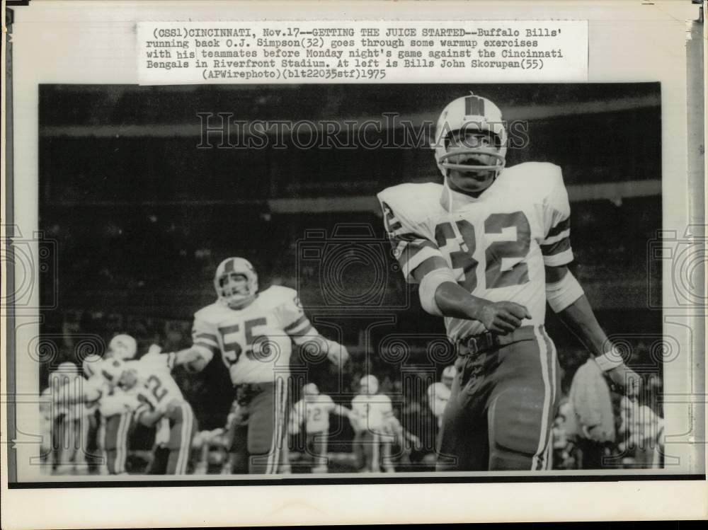 1975 Press Photo OJ Simpson and Bills football teammates work out in Cincinnati- Historic Images