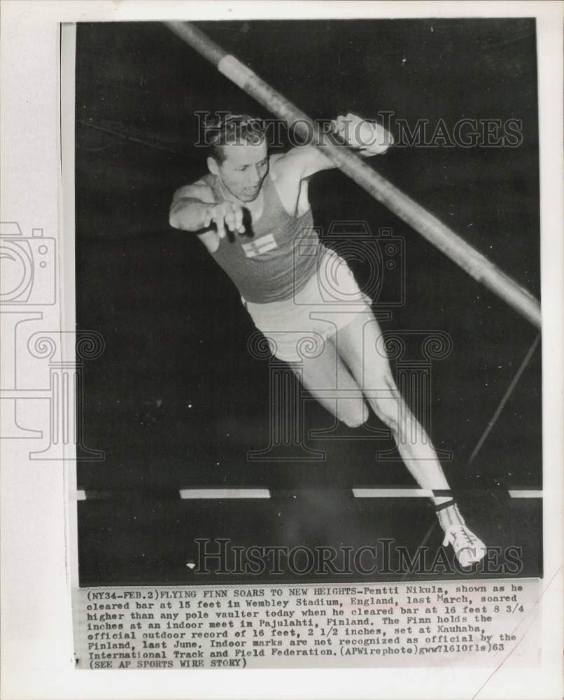 1963 Press Photo Pole vaulter Pentti Nikula competes at Wembley Stadium, England- Historic Images