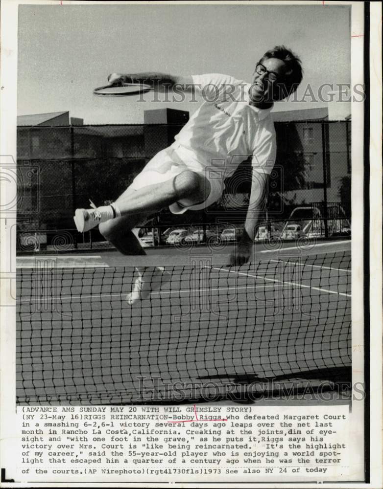 1973 Press Photo Bobby Riggs leaps over net at California tennis court- Historic Images