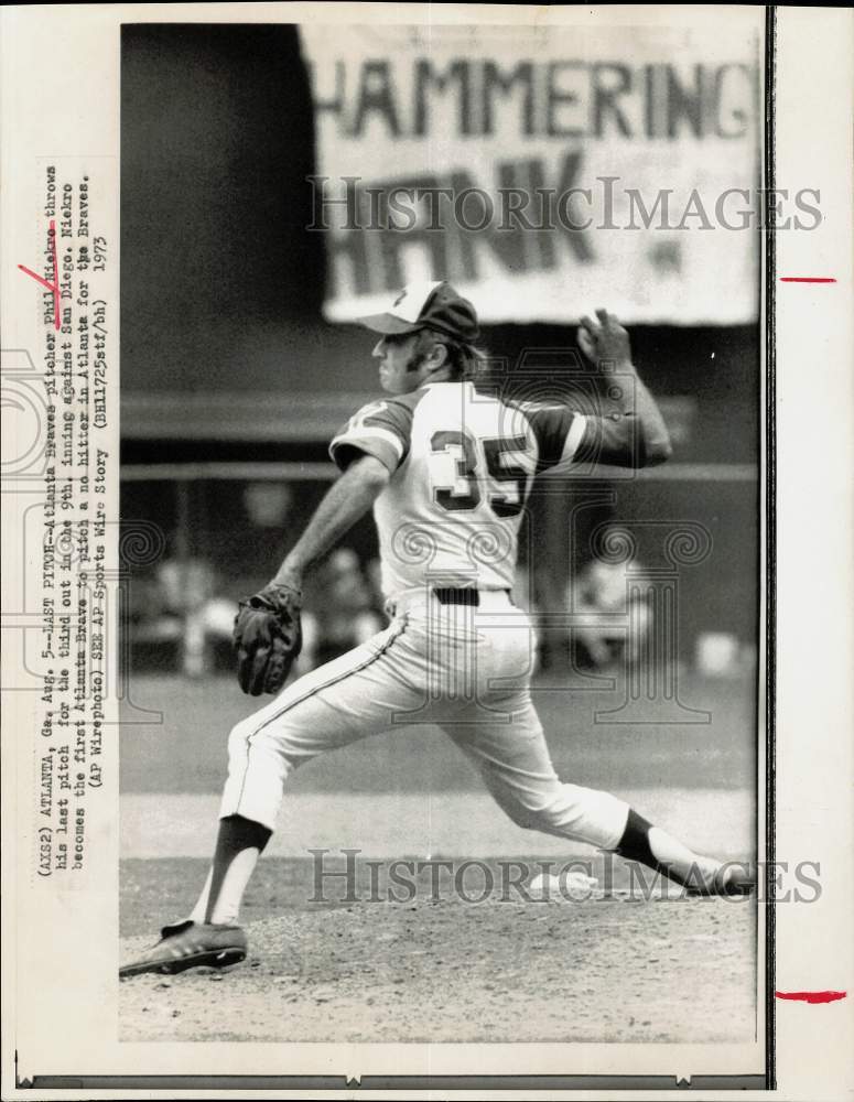 1973 Press Photo Braves pitcher Phil Niekro throws during Atlanta game- Historic Images