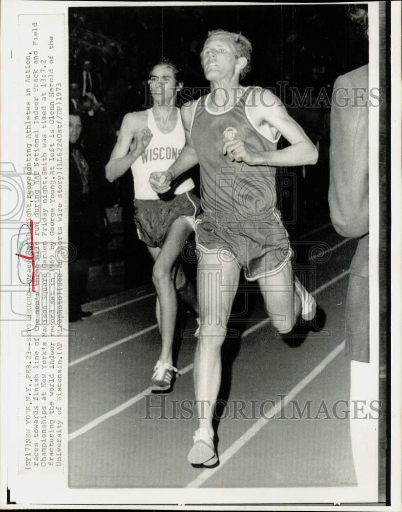 1973 Press Photo Tracy Smith and Glenn Herold race toward finish at New York run- Historic Images