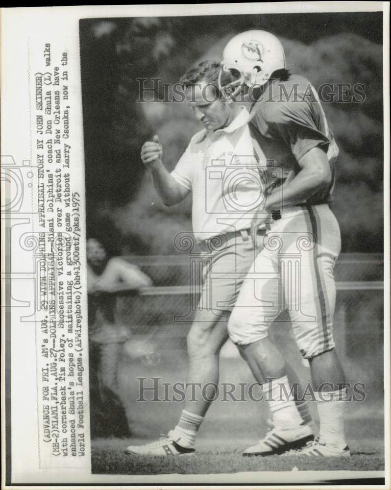 1975 Press Photo Don Shula walks with cornerback Tim Foley in Miami- Historic Images