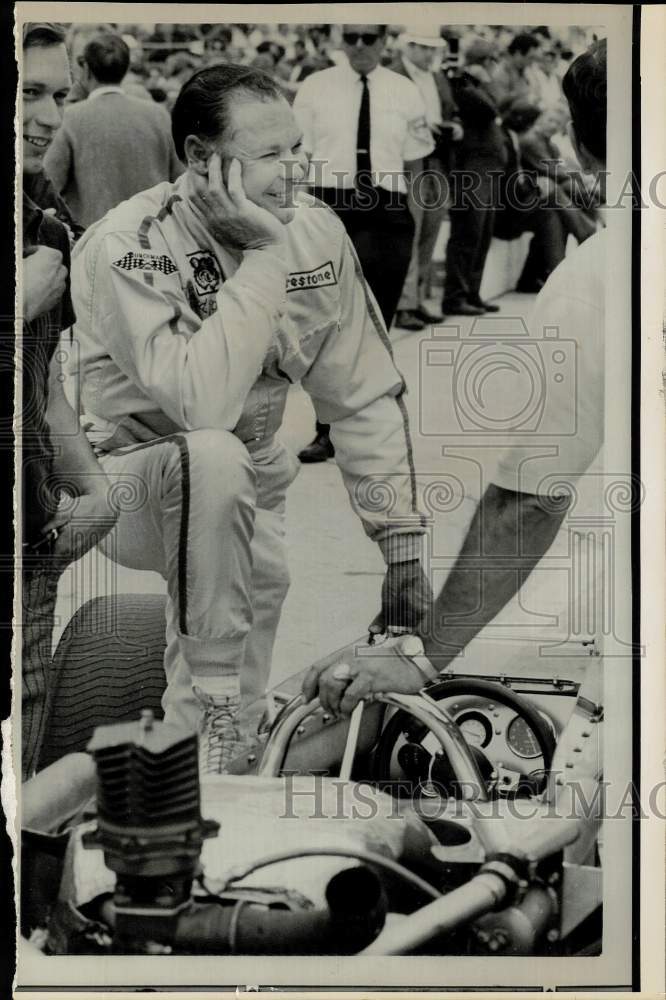 1971 Press Photo Race driver Lloyd Ruby relaxes during Indy practice session- Historic Images