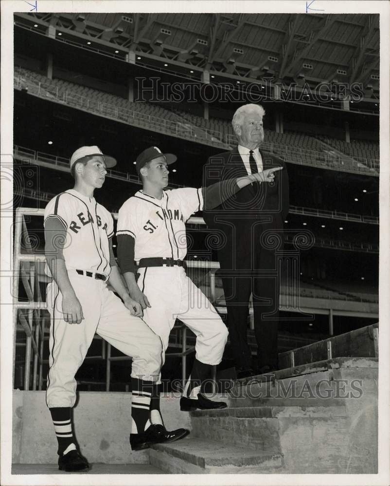 1965 Press Photo Baseball players Jim Raley and Bob Smith visit Houston stadium- Historic Images