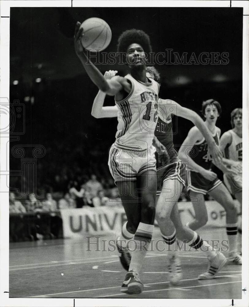 1975 Press Photo Cougars&#39; Maurice Presley grabs ball at Hofheinz Pavilion game- Historic Images