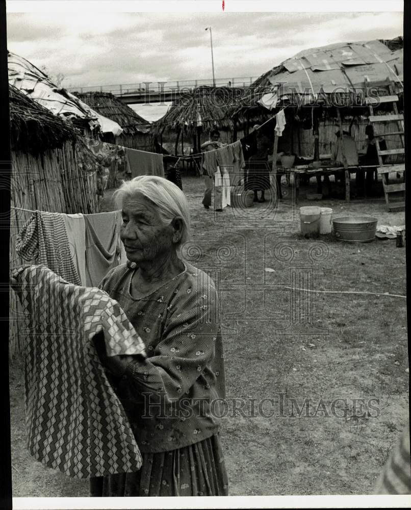 1980 Press Photo Kickapoo Indian woman hangs out washing in a village in Texas- Historic Images