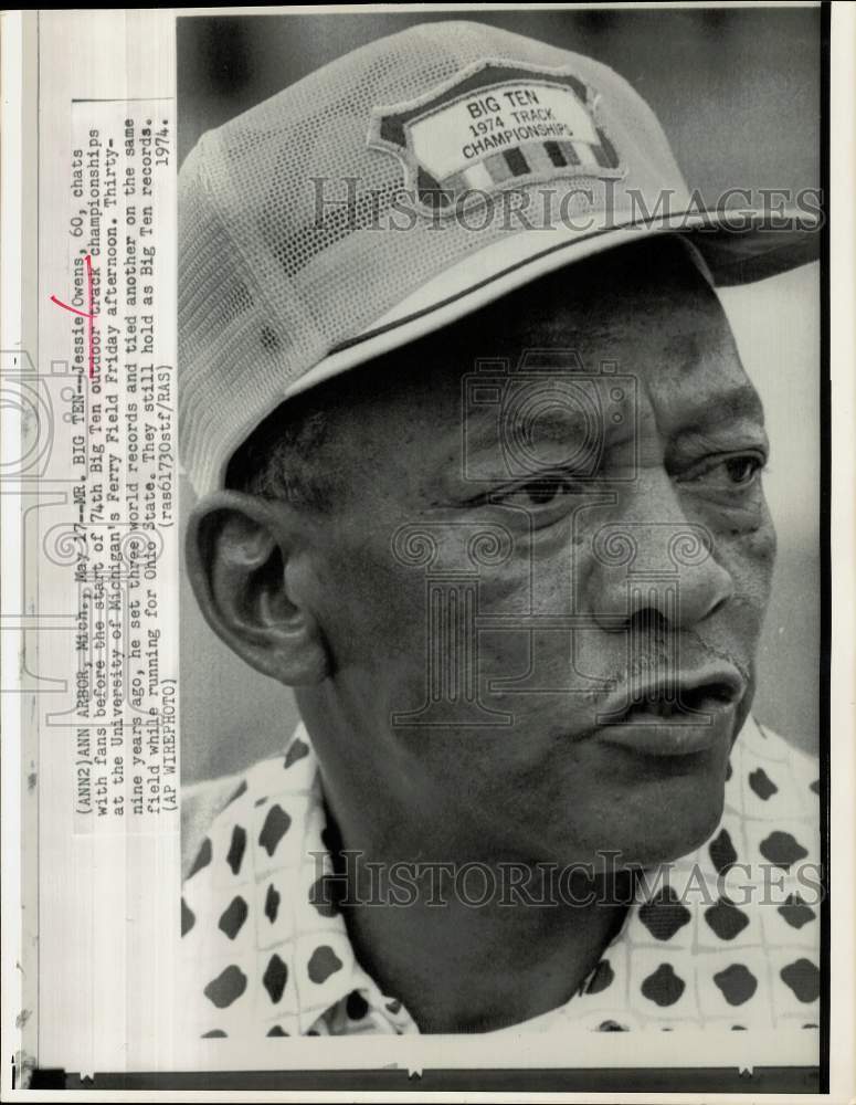 1974 Press Photo Jesse Owens talks with fans at Ann Arbor, Michigan track meet- Historic Images