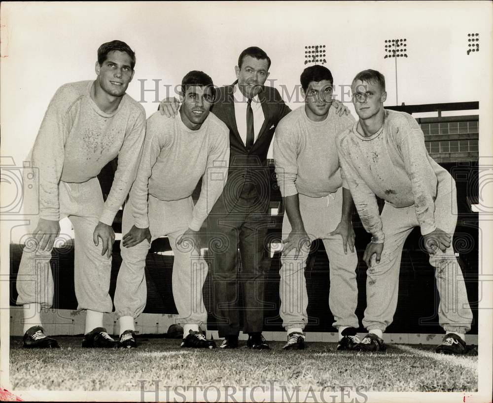 1966 Press Photo Darrell Royal flanked by Houston football talent- Historic Images