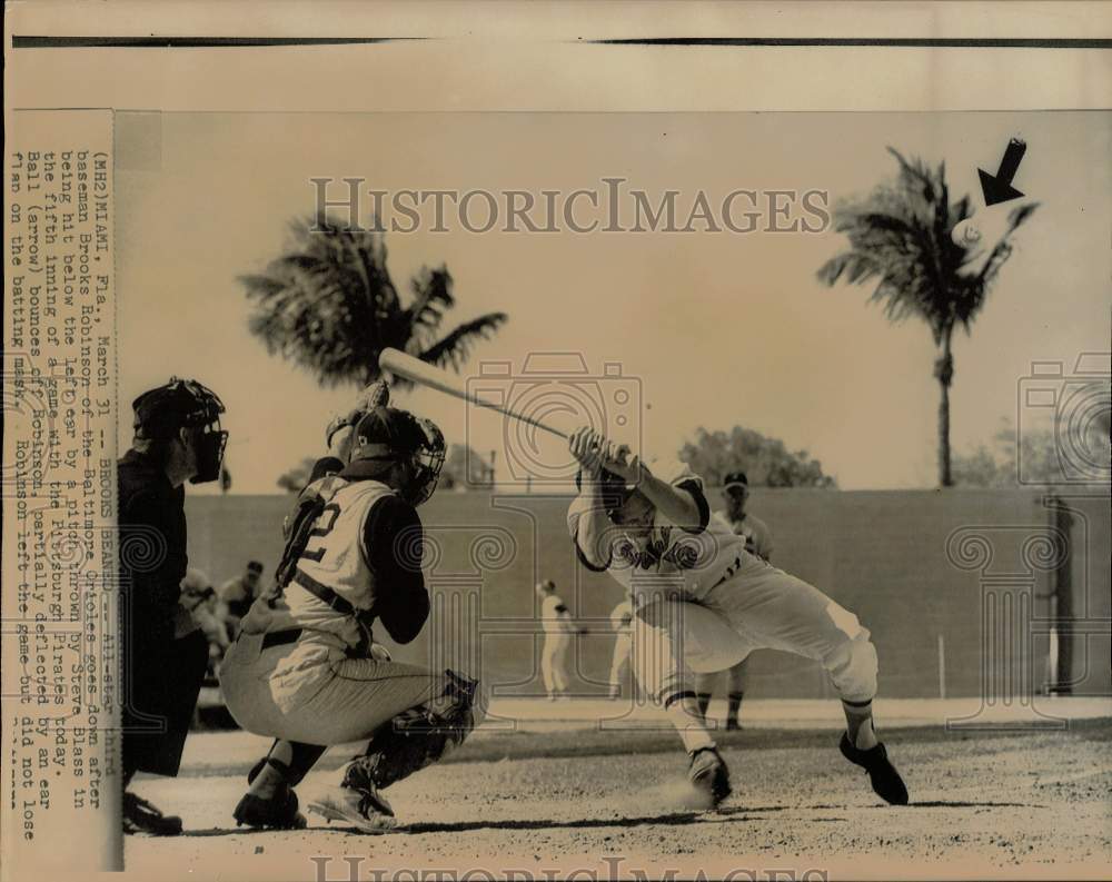 Press Photo Orioles baseball player Brooks Robinson hit by a ball during FL game- Historic Images