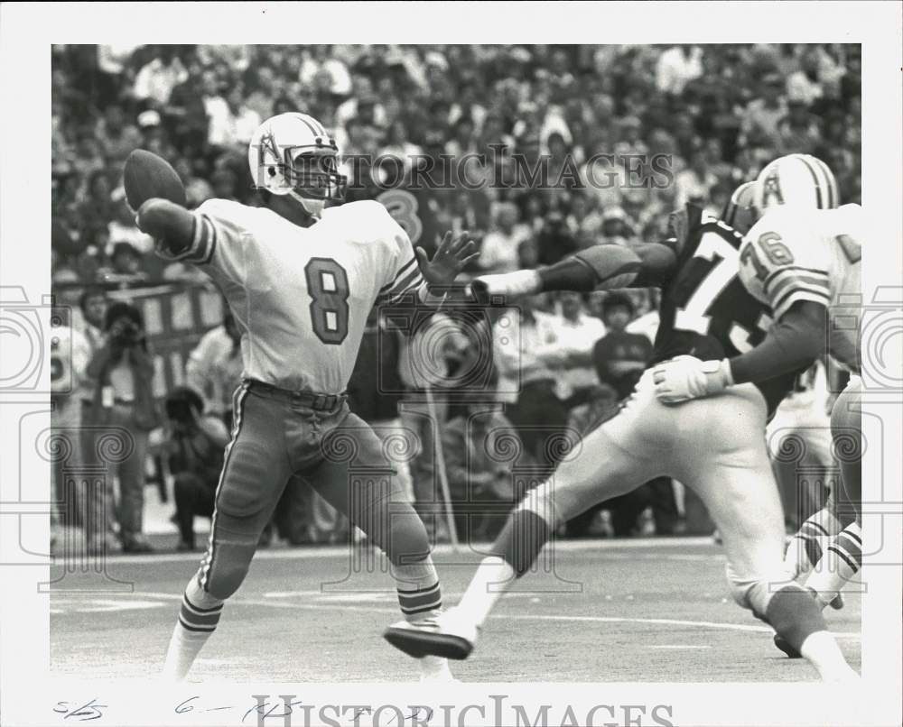 1981 Press Photo Oilers football player John Reaves launches a touchdown pass- Historic Images