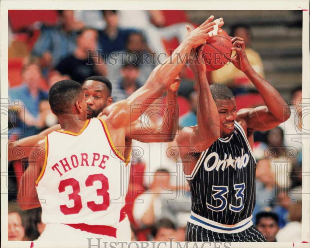 1990 Press Photo Rockets' Otis Thorpe vs. Terry Catledge in basketball action- Historic Images