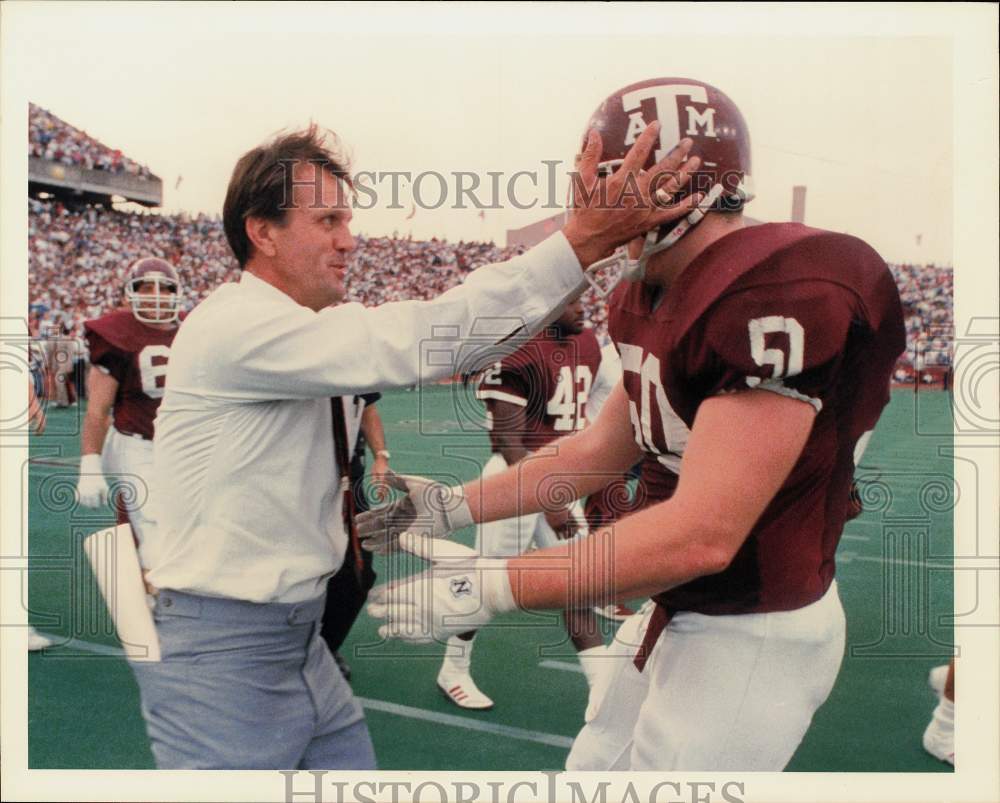 1987 Press Photo A&amp;M football Jackie Sherrill talks to one of his players- Historic Images