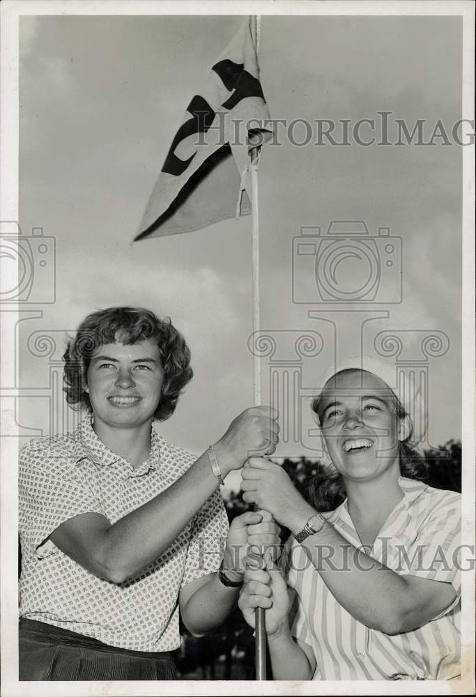 1958 Press Photo Golfer Betsy Rawls and companion pose for photograph- Historic Images