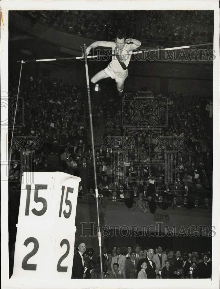 1955 Press Photo Pole vaulter Rev. Bob Richards at the NY Millrose Games- Historic Images