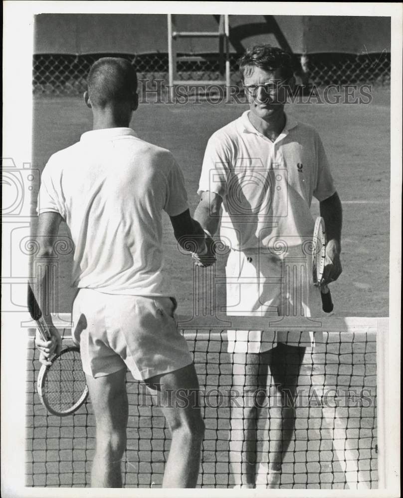 1965 Press Photo Hamilton Richardson shakes opponent&#39;s hand after tennis match- Historic Images