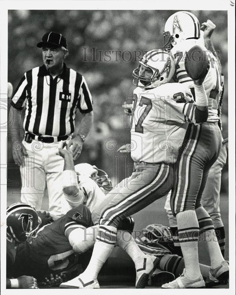 1981 Press Photo Oilers&#39; football&#39;s Mike Reinfeldt comes up with Atlanta fumble- Historic Images