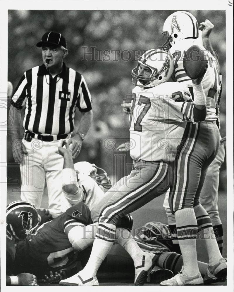 1981 Press Photo Oilers' football's Mike Reinfeldt comes up with Atlanta fumble- Historic Images