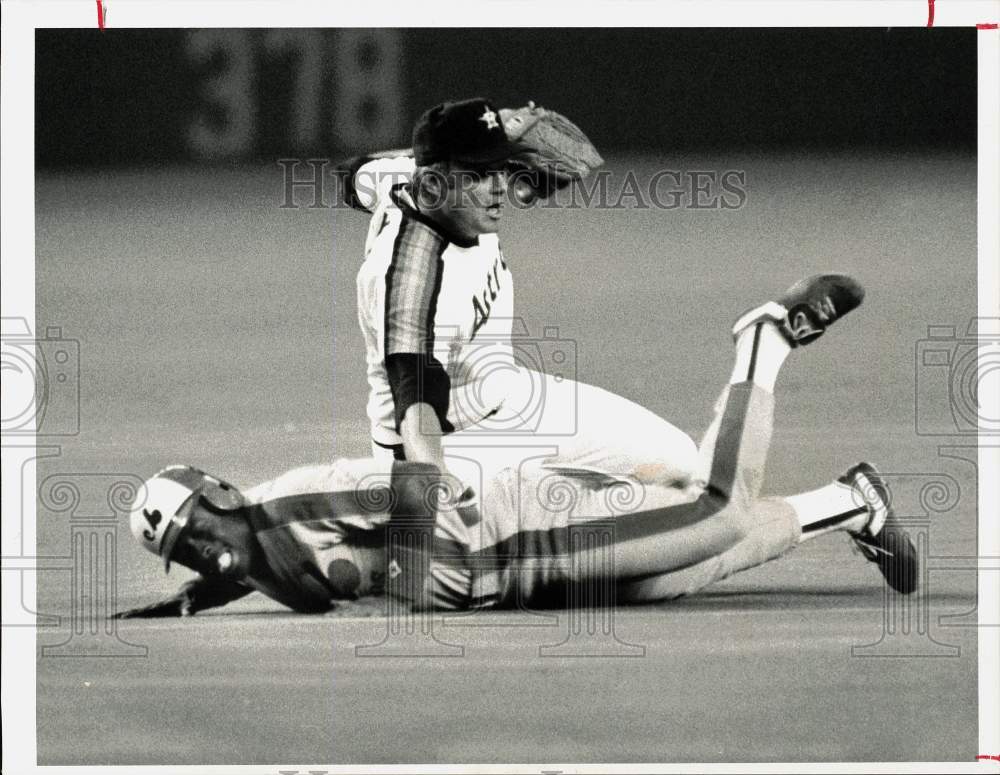1985 Press Photo Astro Joe Niekro tags Expos' Al Newman during baseball game- Historic Images