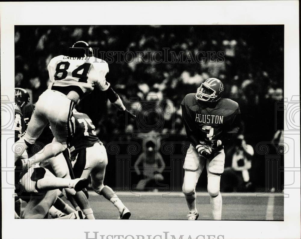 1984 Press Photo Houston Cougars football quarterback Gerald Landy on the field- Historic Images