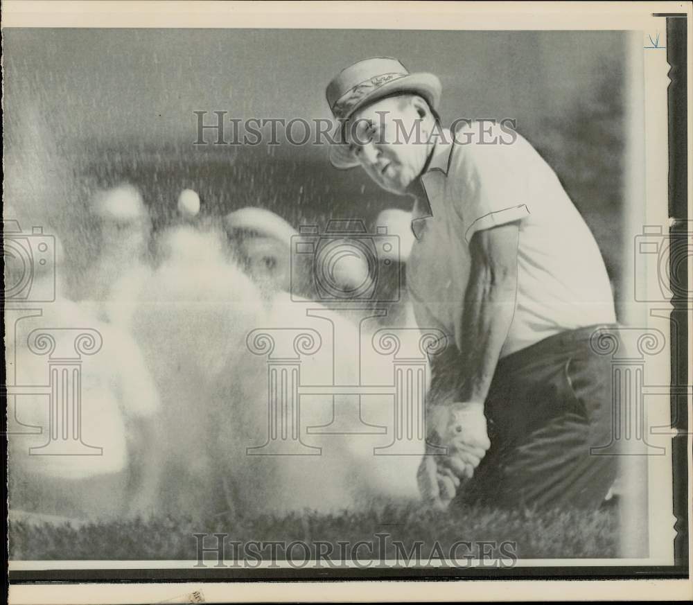 1966 Press Photo Golfer Sam Snead blasts ball from trap on Number 18 - hpx07115- Historic Images