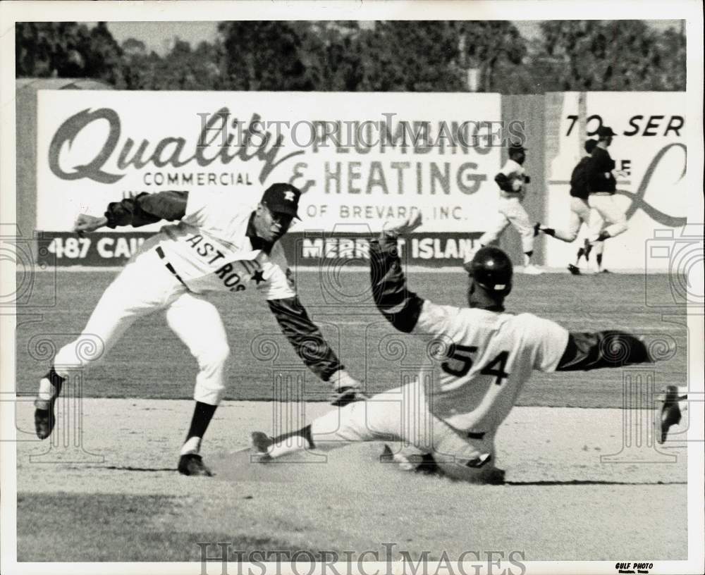 1967 Press Photo Astros baseball players Sonny Jackson, Bob Watson in action- Historic Images