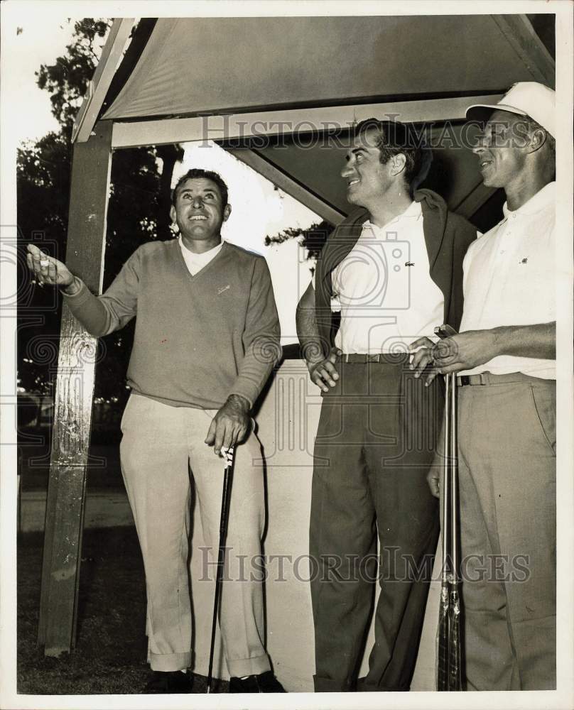 1967 Press Photo Ramon Sota waits out drizzle under shelter with fellow golfers- Historic Images