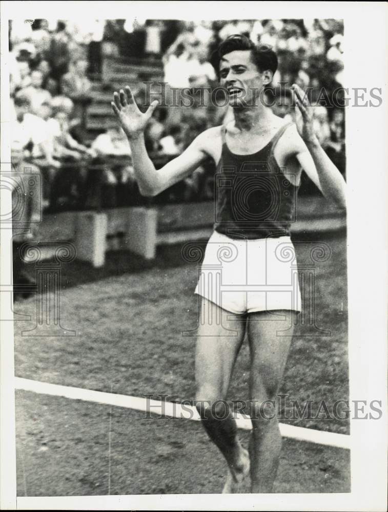 1956 Press Photo Hungarian track runner Sandor Iharos after record-breaking runs- Historic Images