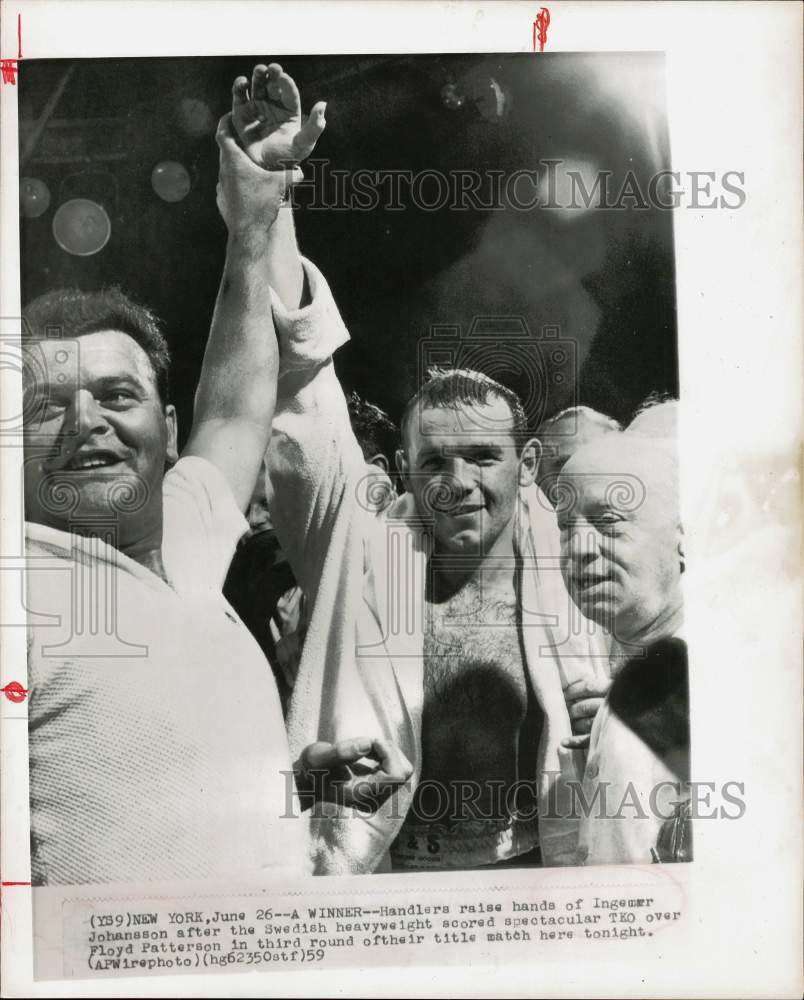 1959 Press Photo Swedish boxing champ Ingemar Johansson flanked by his handlers- Historic Images