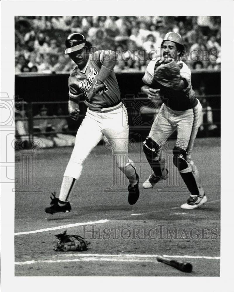 1982 Press Photo Astros baseball&#39;s Luis Pujols tags out Giants Reggie Smith- Historic Images