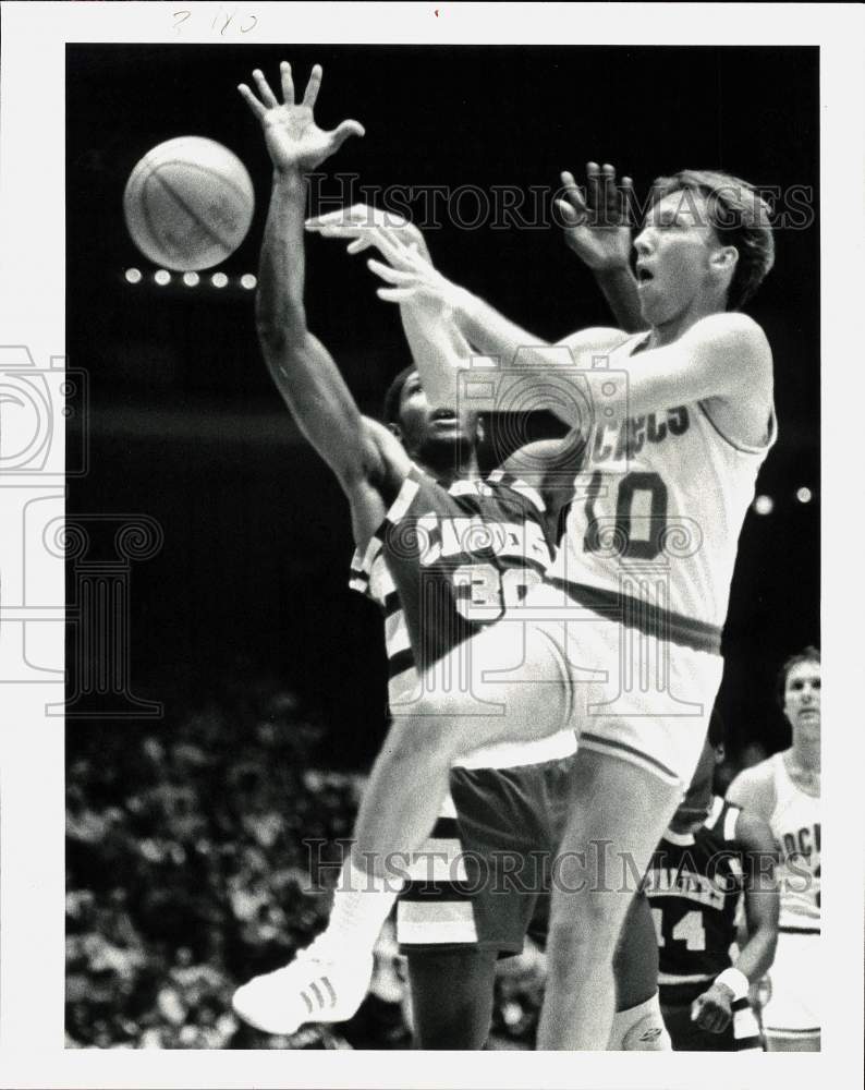 1979 Press Photo Houston Rockets basketball player Mike Dunleavy releases ball- Historic Images