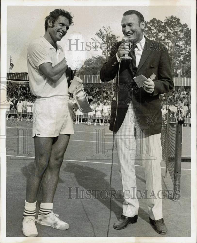 1970 Press Photo Tennis champ Clark Graebner awarded by Ford Hubbard Jr.- Historic Images