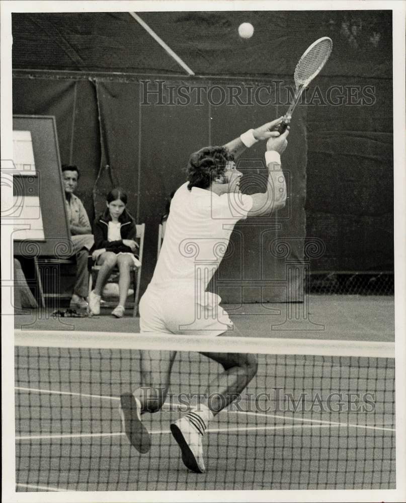 1971 Press Photo American tennis pro Clark Graebner chased back in win- Historic Images