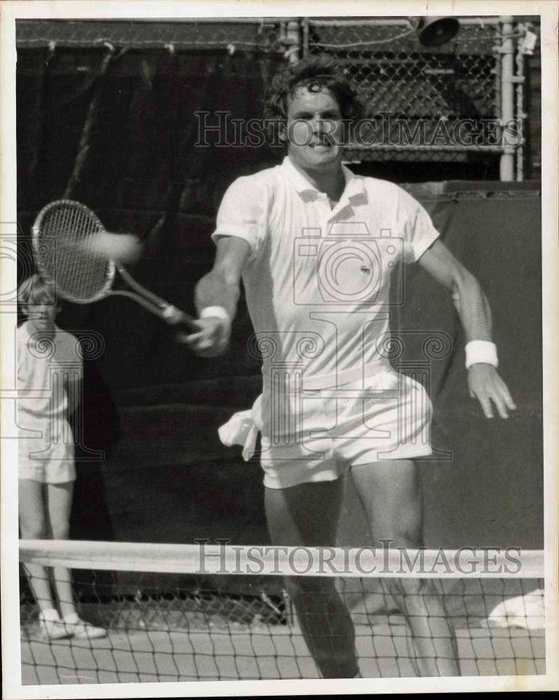 1971 Press Photo Tennis pro Clark Graebner returns shot in match against Belkin- Historic Images