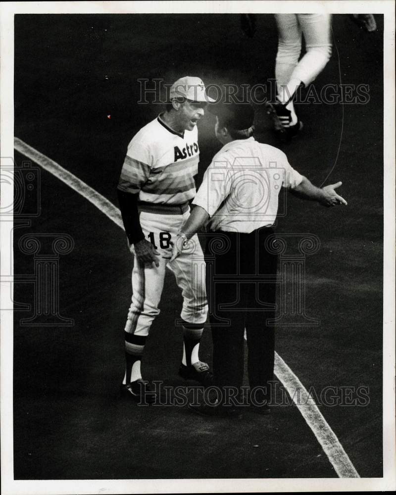 1975 Press Photo Astros baseball manager Preston Gomez has words with umpire- Historic Images