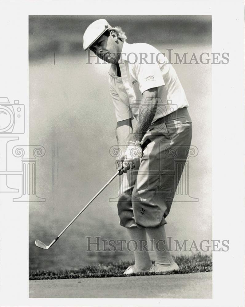 1985 Press Photo Golfer Payne Stewart lines up a chip shot at the Houston Open- Historic Images