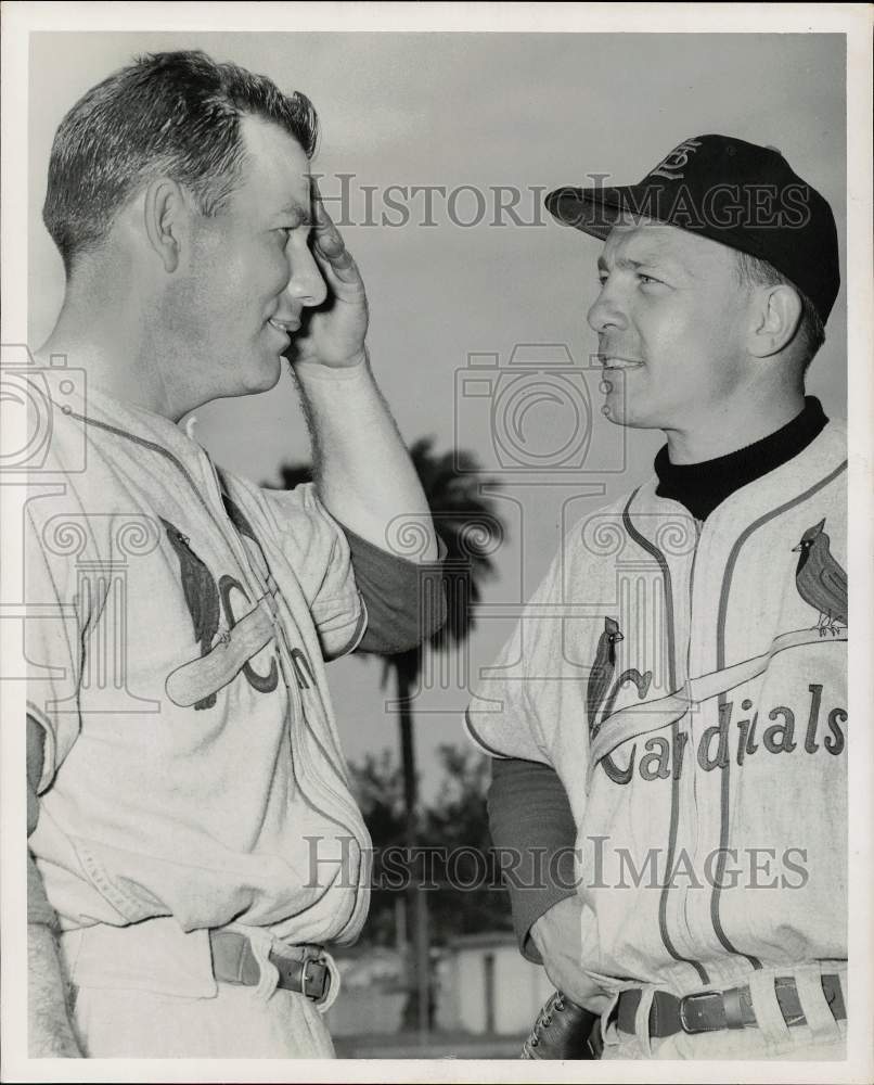 1955 Press Photo Eddie Stanky talks with St. Louis Cardinals baseball teammate- Historic Images