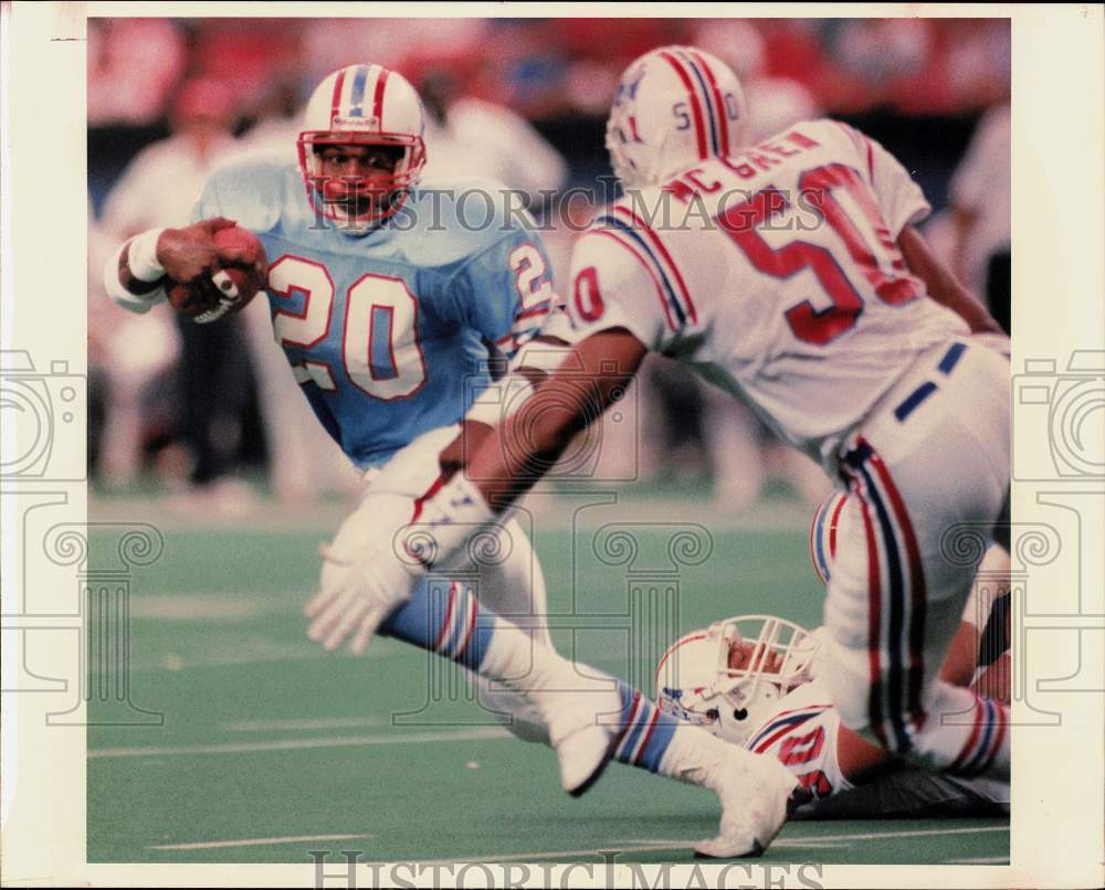 1988 Press Photo Oilers RB Allen Pinkett runs with football past Patriot players- Historic Images